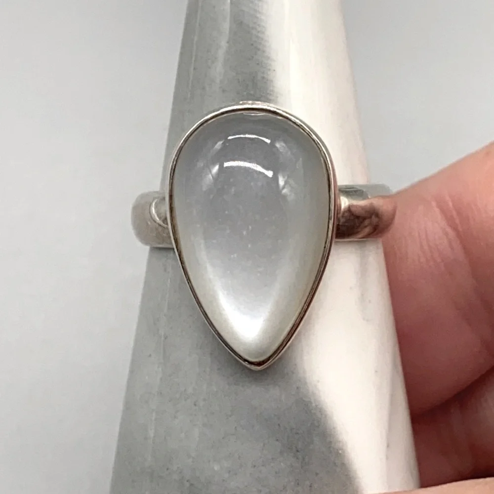 Gorgeous milky white shimmering moonstone ring in sterling silver size 8.5 - Picture 1 of 6